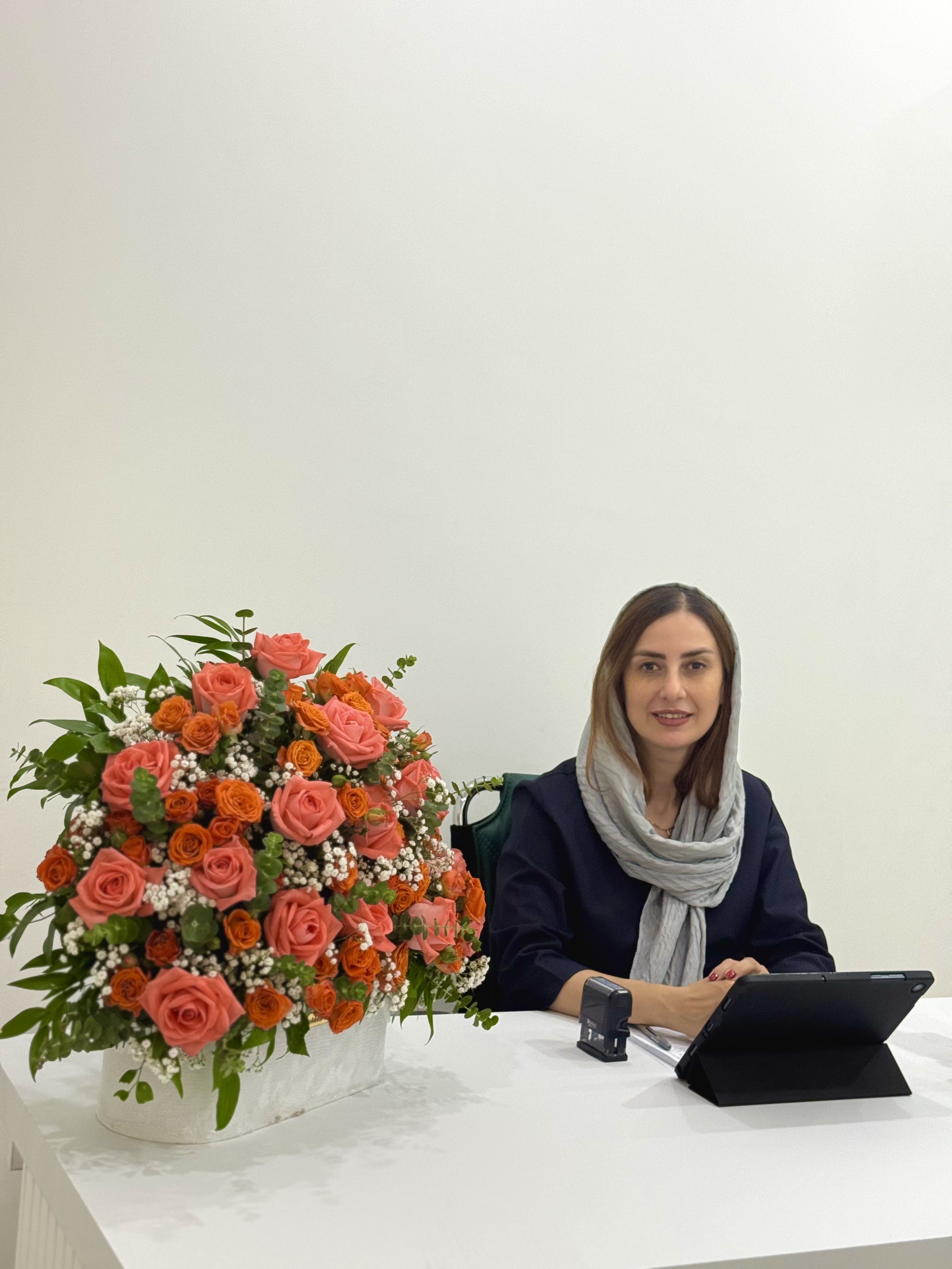 عکس دکتر حیدریان کنار دسته گل برای بخش درباره دکتر