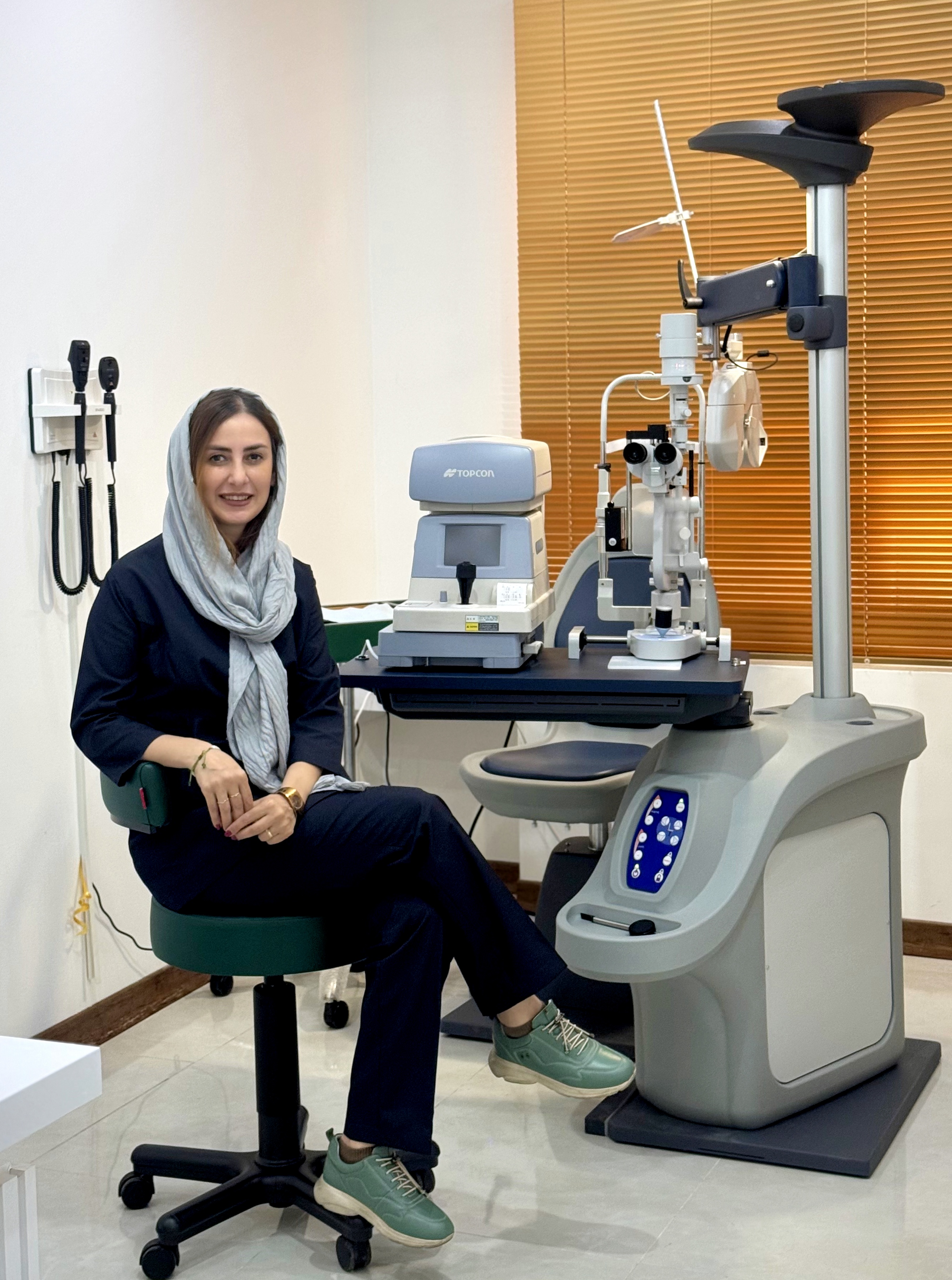 دکتر سمیرا حیدریان کنار تجهیزات اپتومتری